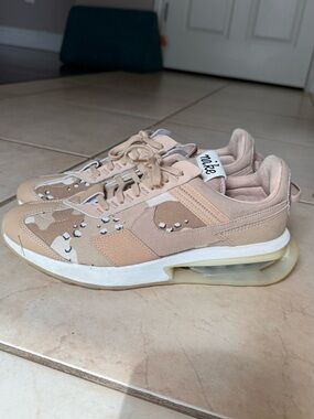 Beige Women's Running Sneakers with Subtle Pattern Nike, like brand new!!